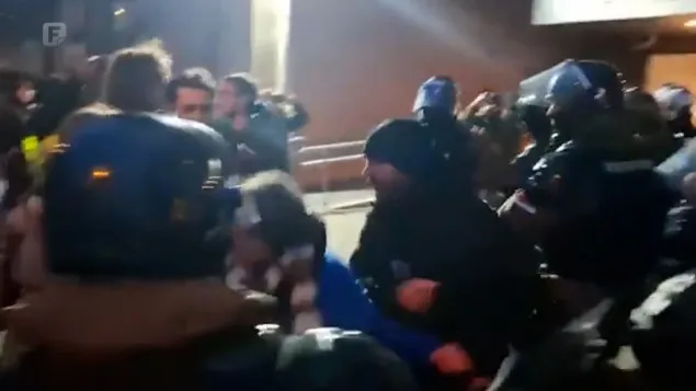 Nasilni prekid: Policija rastjerala studente sa Filozofskog fakulteta u Novom Sadu Nasilni prekid: Policija rastjerala studente sa Filozofskog fakulteta u Novom Sadu