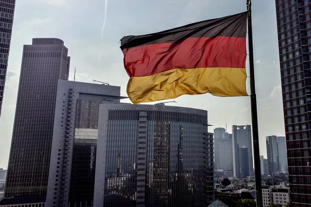 Njemačka zastava se vijori ispred modernih zgrada u Frankfurtu