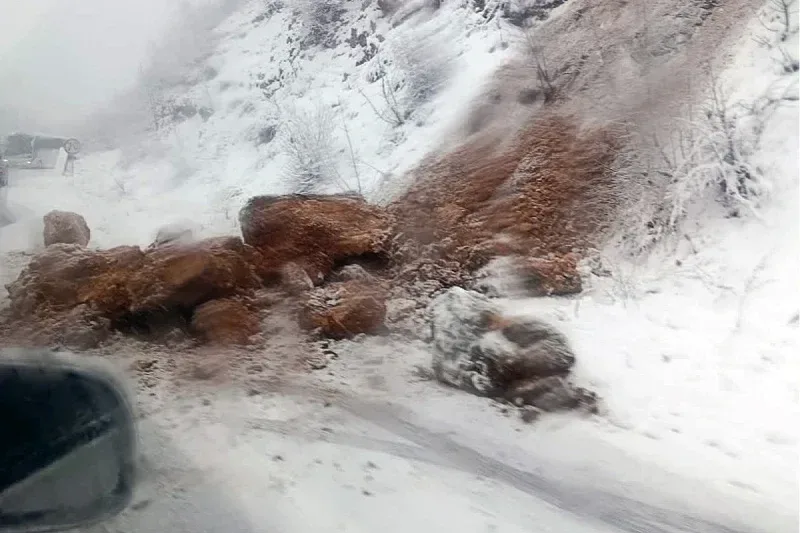 Odron stijene otežava saobraćaj na putu Pale – Sarajevo