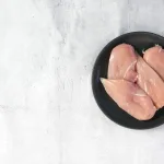 Pranje piletine prije kuhanja: Više štete nego koristi?