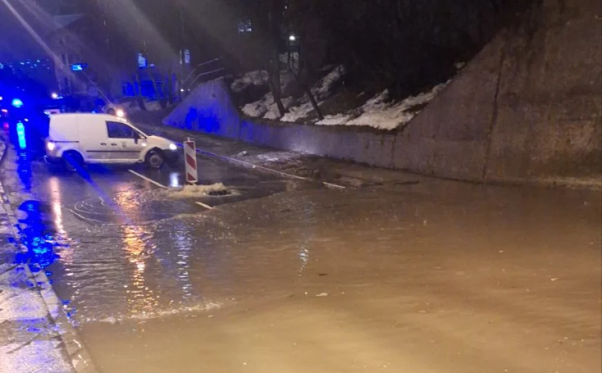 Kiša izazvala poplave i kolaps u saobraćaju širom Bosne i Hercegovine Kiša izazvala poplave i kolaps u saobraćaju širom Bosne i Hercegovine
