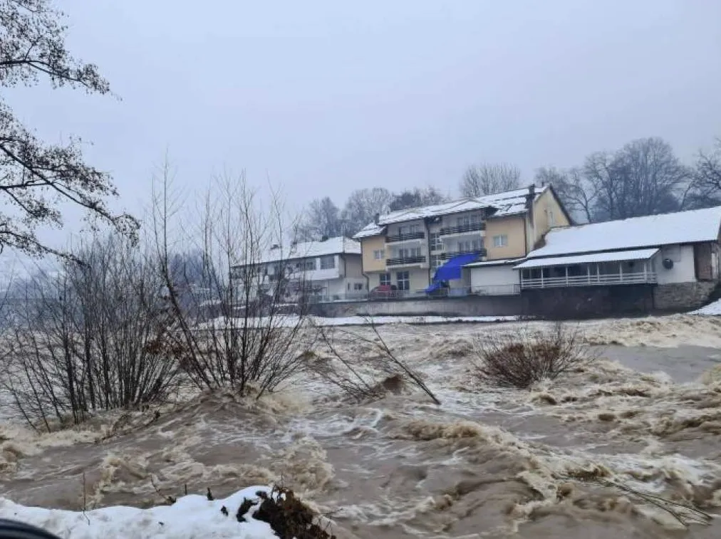 Kiša i topljenje snijega uzrokovali izlijevanje Bosne, vodostaji u ZDK opadaju