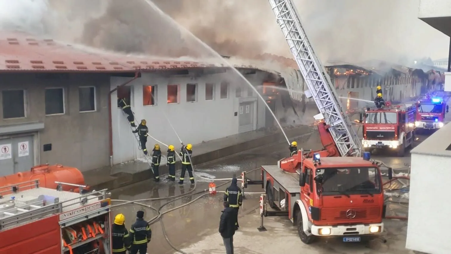 Požar u Novom Pazaru: Vatra progutala fabriku i skladišta