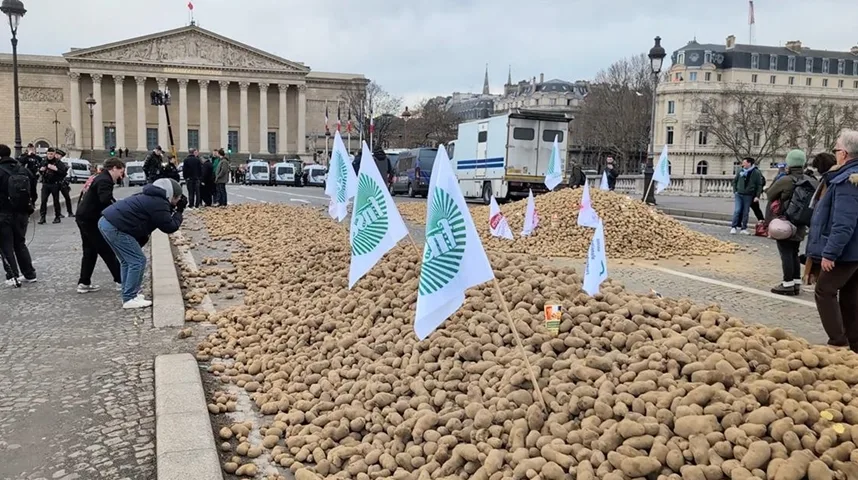 Poljoprivrednici u Francuskoj zasuli parlament tonama krompira
