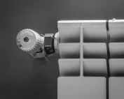 Crno-bijela fotografija radijatora sa termostatskim ventilom