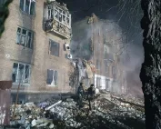 Razrušena zgrada u Ukrajini nakon granatiranja, vatrogasci na terenu.