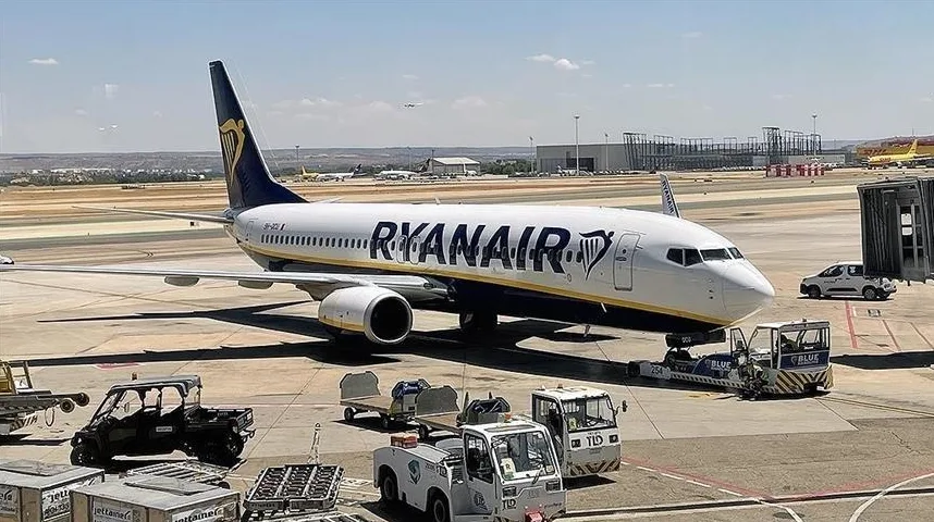 Avion kompanije Ryanair na aerodromskoj pisti.