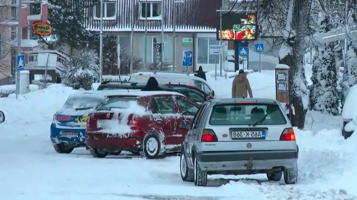 Zimska idila: automobili pod snijegom u Bosni i Hercegovini.