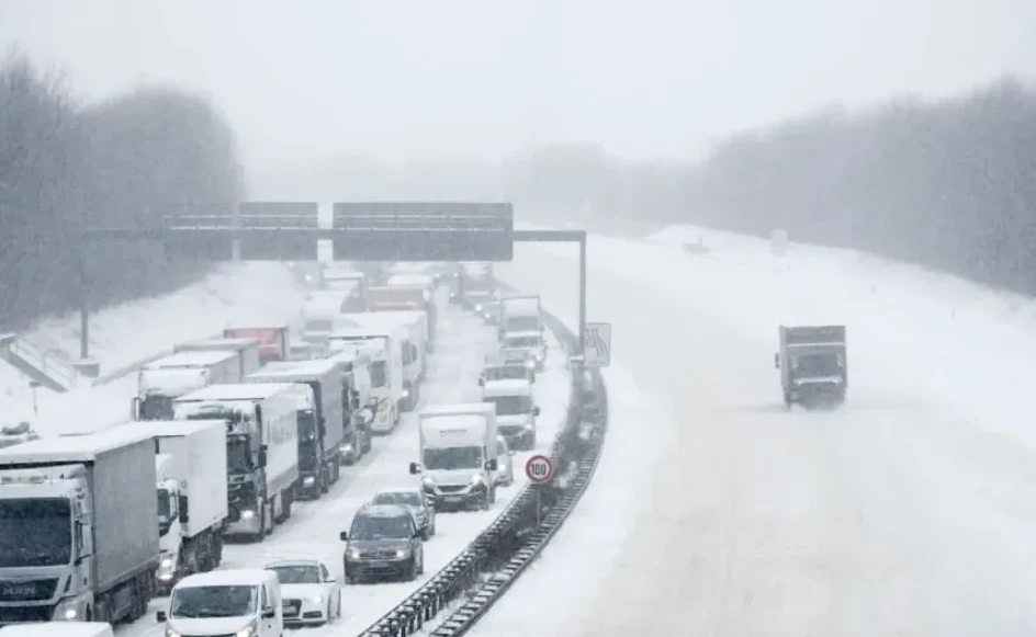 Snijeg paralisao Evropu: Otkazani letovi, vozovi i trajekti