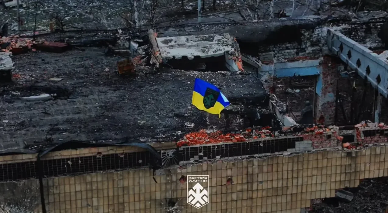 Ukrajinska zastava na ruševinama zgrade u Ukrajini