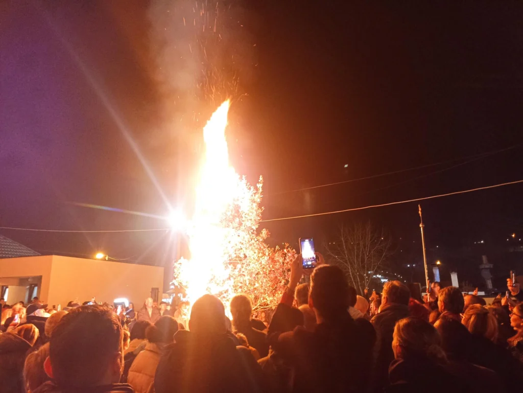 Pravoslavni vjernici u Tuzli zapalili badnjak uoči Božića