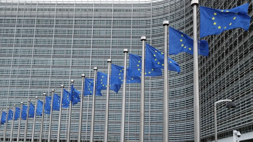 Red zastava Evropske Unije ispred zgrade u Briselu