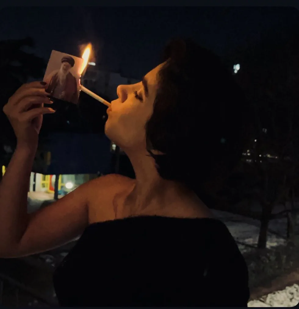 Novi čin bunta u Iranu: Paljenje cigareta na slikama ajatolaha kao simbol slobode? (FOTO)