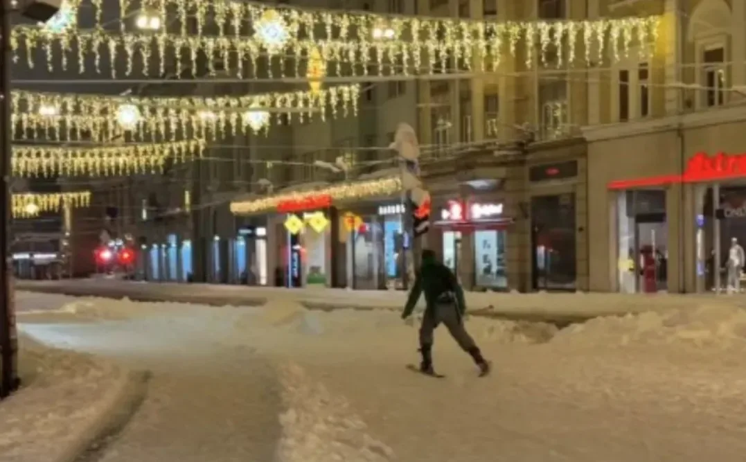 Sarajlija skijama kroz snijegom okovani grad