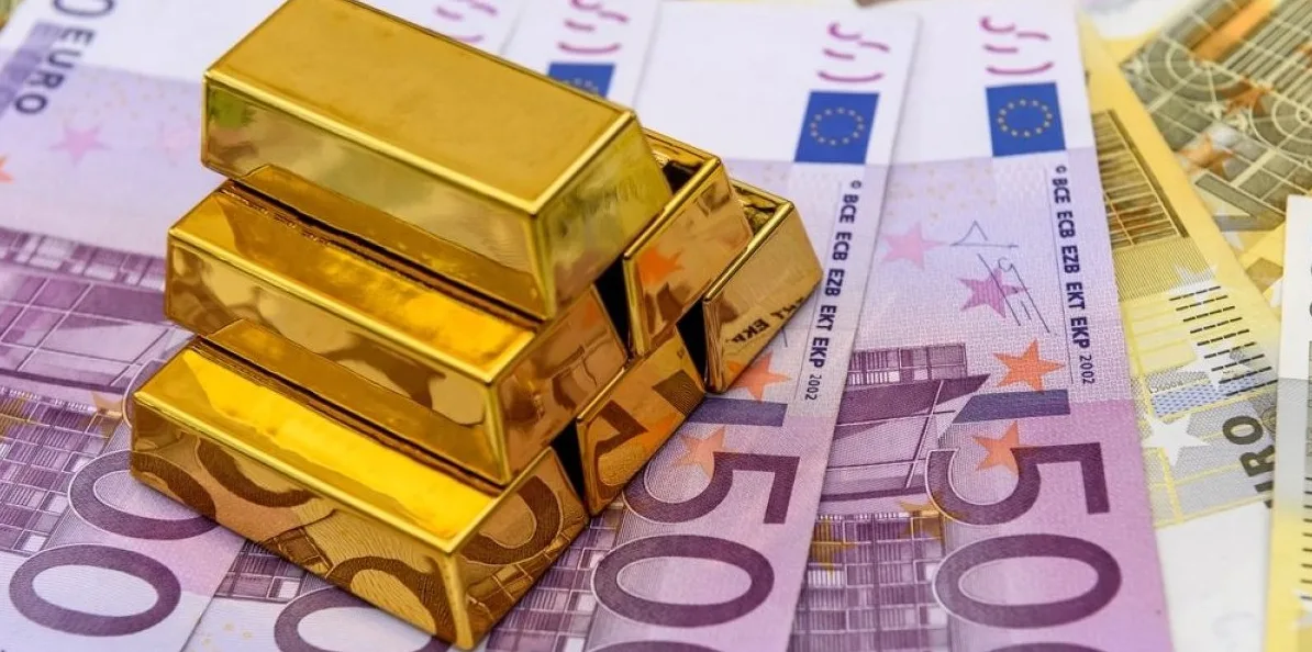 Poluga zlata položena na novčanice od 500 eura.