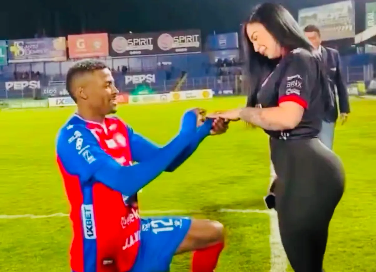 Fudbaler zaprosio djevojku na terenu pred navijačima, a onda šokirao: ‘Sve je gotovo, raskidamo’ Fudbaler zaprosio djevojku na terenu pred navijačima, a onda šokirao: ‘Sve je gotovo, raskidamo’