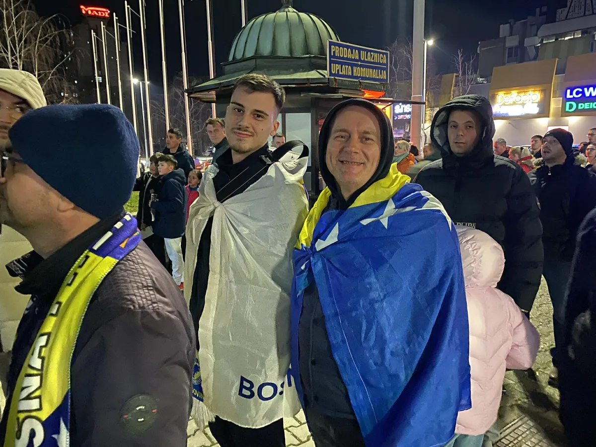 Zmajevi pred velikim izazovom: BiH i Švicarska u borbi za plasman na Mundobasket, navijači se okupljaju ispred Mejdana Zmajevi pred velikim izazovom: BiH i Švicarska u borbi za plasman na Mundobasket, navijači se okupljaju ispred Mejdana