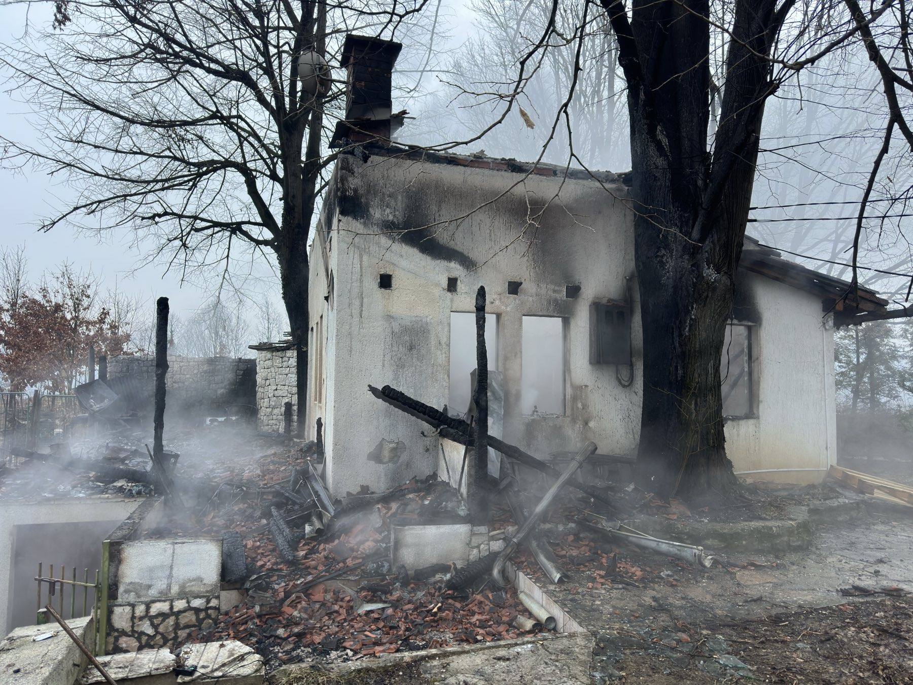 Požar u Gračanici: Vikendica zahvaćena vatrom, pričinjena velika šteta