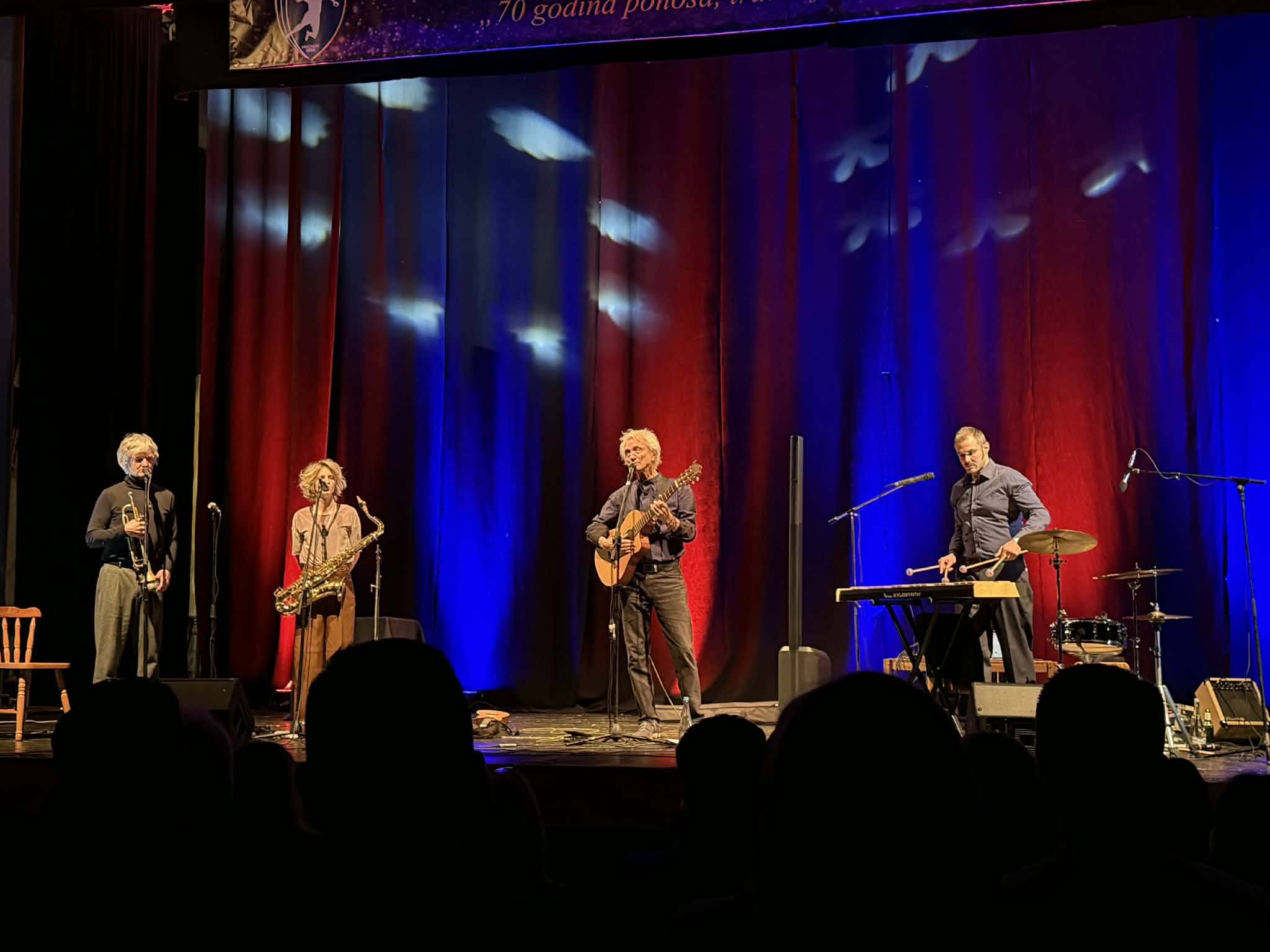 Darko Rundek oduševio Gračanicu: Unikatan koncert Kvarteta u prepunoj sali BKC-a