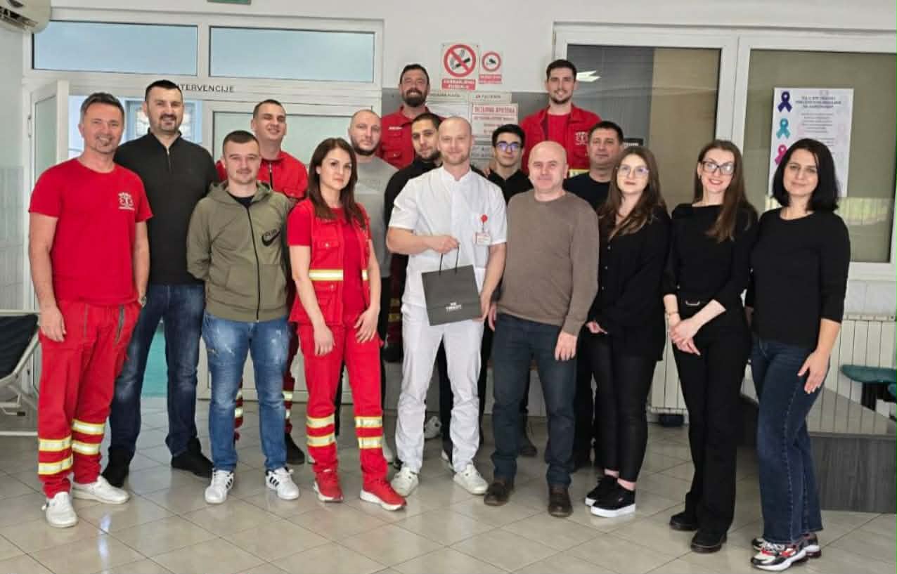 Emotivni oproštaj u Gračanici: Hitna služba se na poseban način pozdravila s kolegom nakon osam godina zajedničkog rada