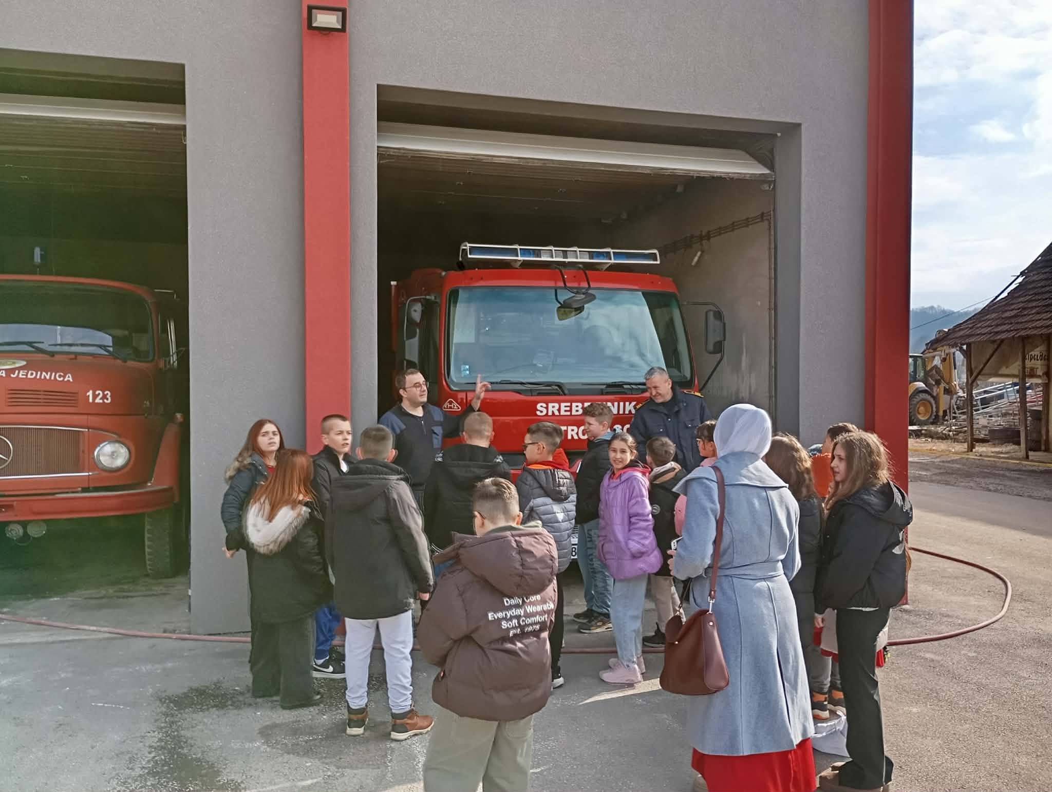 Učenici Prve osnovne škole Srebrenik posjetili vatrogasce: Otkrili tajne opreme i akcija