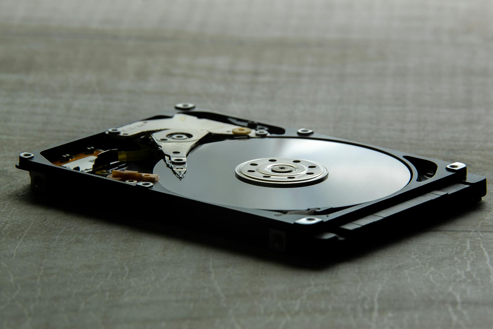 Foto: Pexels Detailed view of an open hard disk drive showing its internal components.
