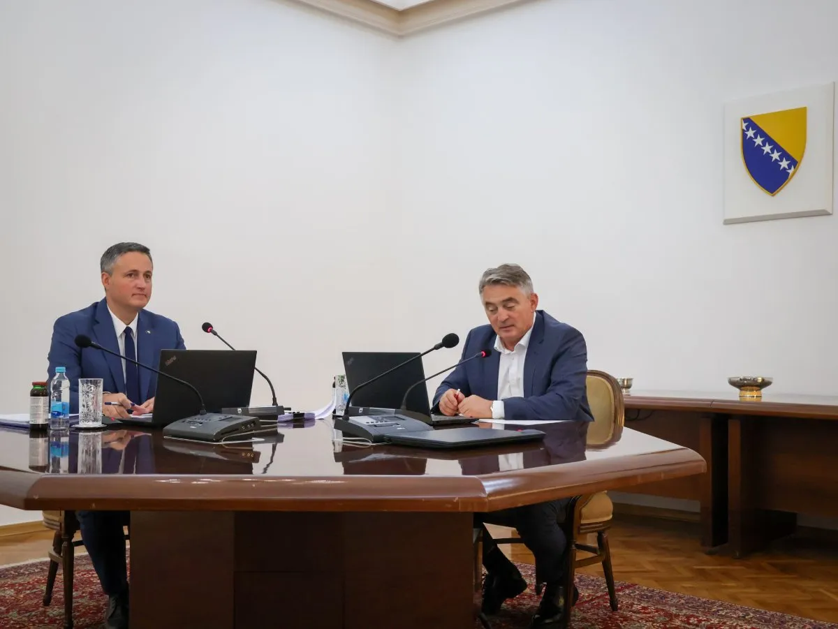 Sukob u Predsjedništvu BiH: Komšić i Bećirović u javnom obračunu oko Komisije za spomenike