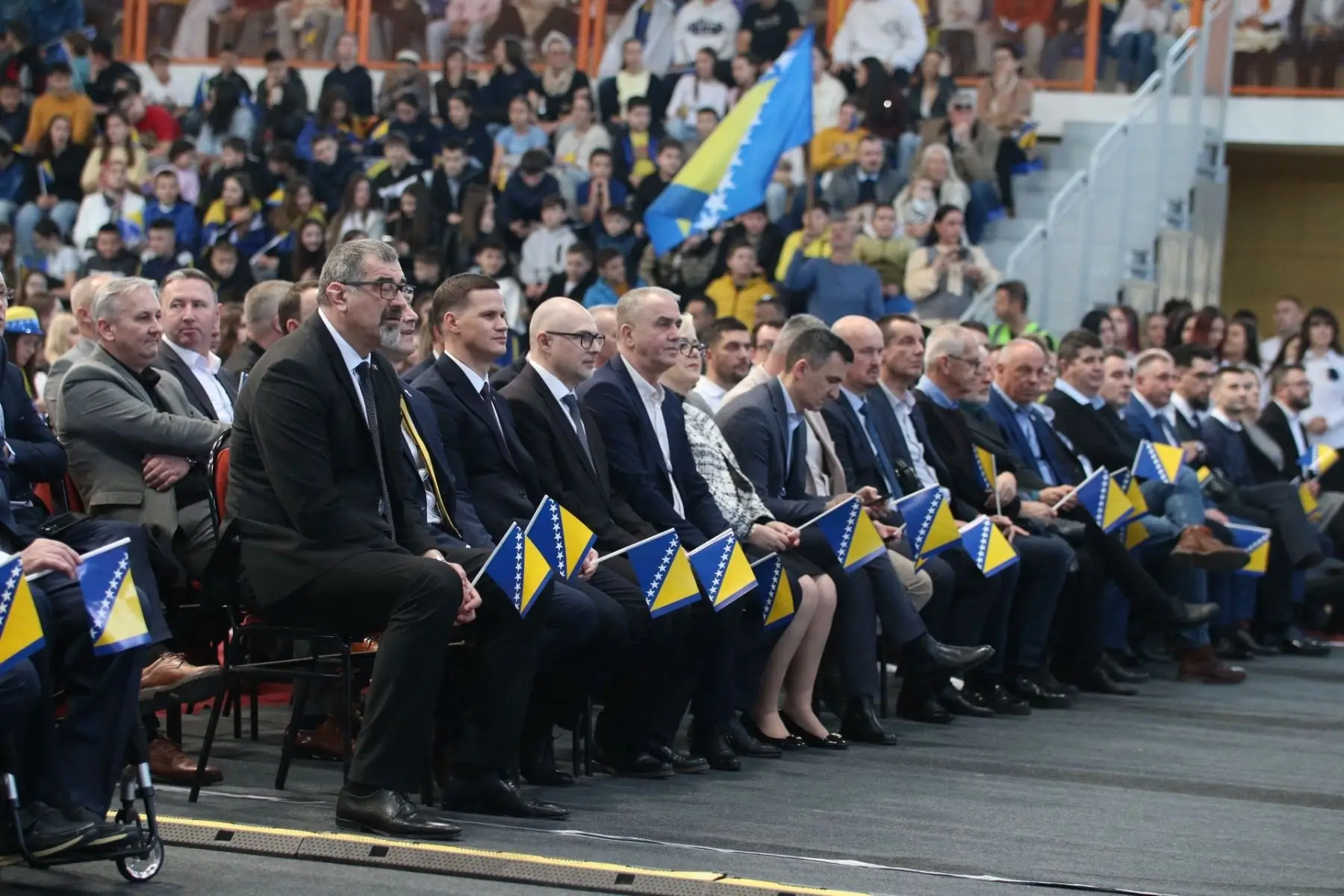 Gračanica postala srce obilježavanja Dana nezavisnosti BiH: Više hiljada učenika defilovalo pod sloganom ‘Čuvamo domovinu’ Gračanica postala srce obilježavanja Dana nezavisnosti BiH: Više hiljada učenika defilovalo pod sloganom ‘Čuvamo domovinu’