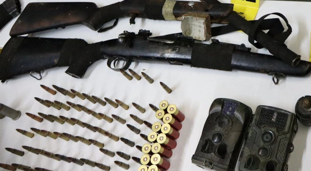 Lukavačka policija otkrila arsenal: Pronađeno oružje, eksploziv i droga, jedno lice uhapšeno