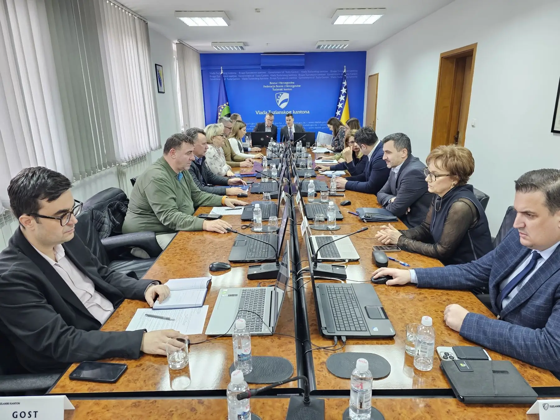 Vlada Tuzlanskog kantona donijela odluku: Plaće državnih službenika mogu porasti do 20 posto