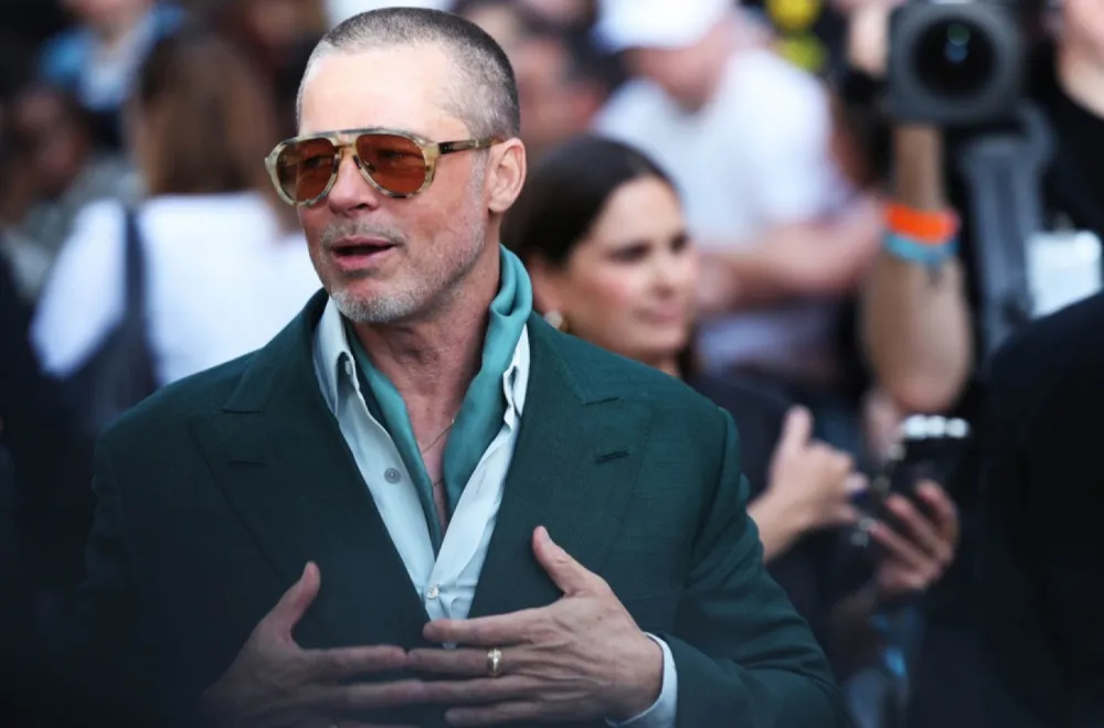 Brad Pitt ponovo za volanom: Snima se nastavak ‘F1’ spektakla, a producent otkriva i planove za ‘Vrućinu 2’ Brad Pitt ponovo za volanom: Snima se nastavak ‘F1’ spektakla, a producent otkriva i planove za ‘Vrućinu 2’