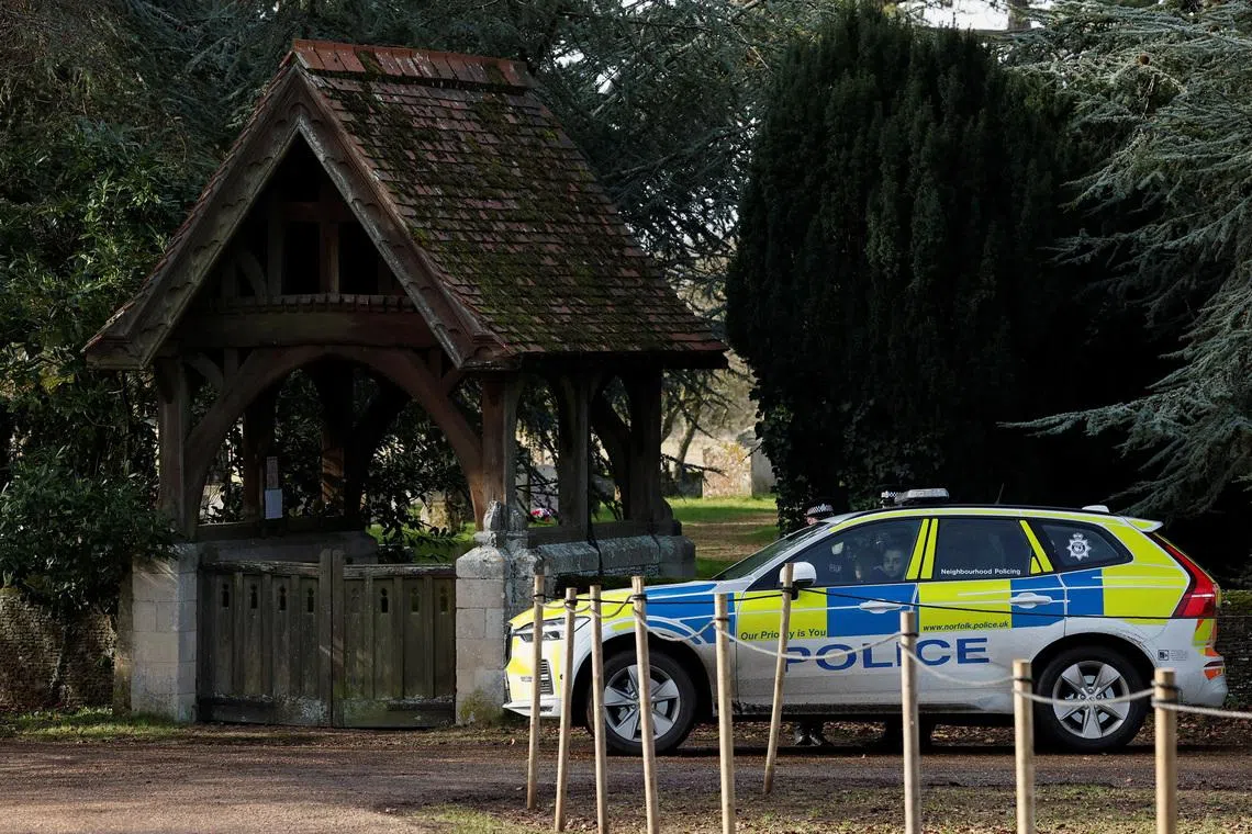 Britanski zaštitari kraljevske porodice čuvali zabavu kod Epstina: Policija traži svjedoke o seksualnim deliktima Britanski zaštitari kraljevske porodice čuvali zabavu kod Epstina: Policija traži svjedoke o seksualnim deliktima