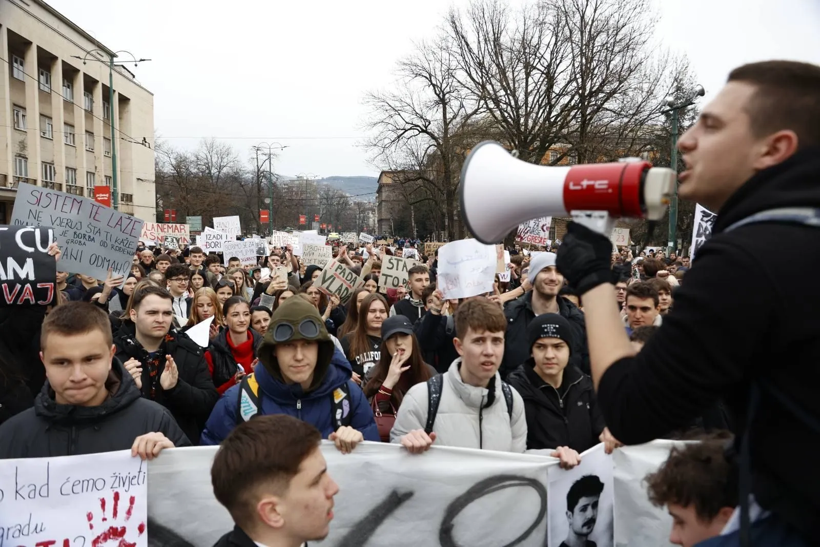 Peti dan protesta u Sarajevu: Demonstranti ponovo blokirali saobraćaj ispred Muzeja