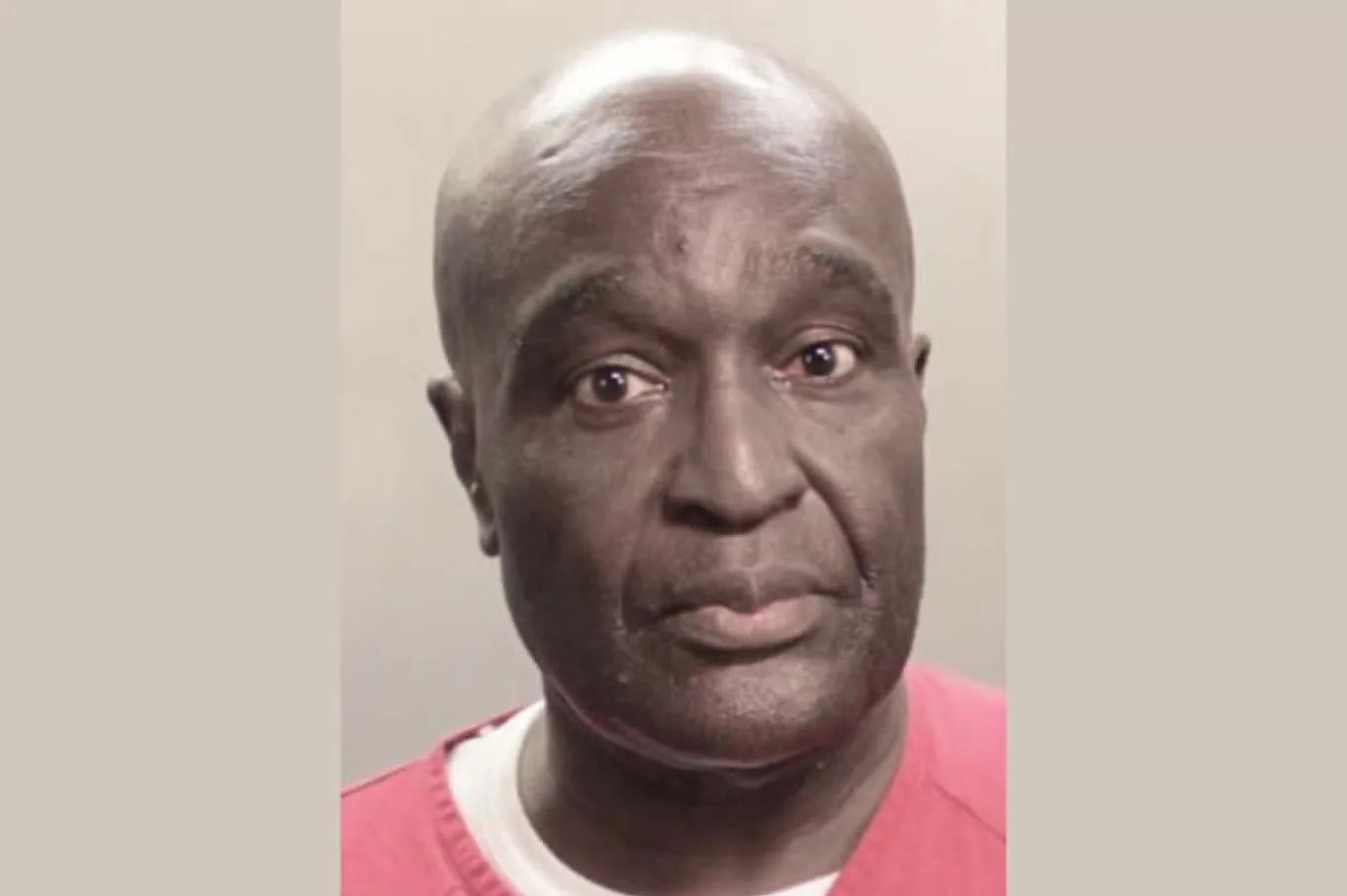 Mugshot čovjeka, crna koža, crvena odjeća