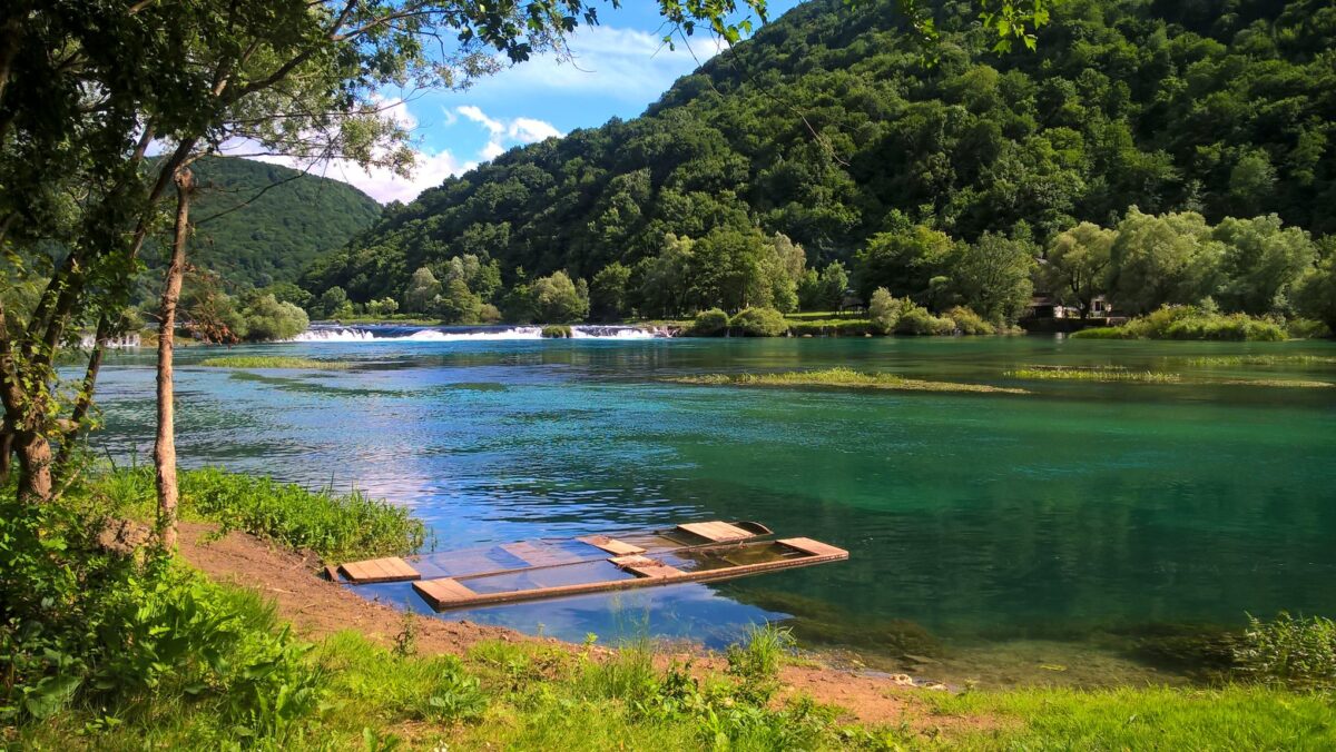 Tragedija na Uni: Jedna osoba poginula, tri spašene nakon prevrtanja čamca s migrantima Tragedija na Uni: Jedna osoba poginula, tri spašene nakon prevrtanja čamca s migrantima