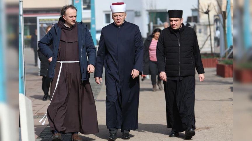 Imam, sveštenik i fratar zajedno šetaju Bihaćem: Poruka mira i jedinstva uoči ramazana