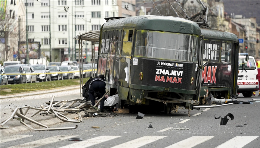 Tragična nesreća u centru Sarajeva: Tramvaj iskočio iz šina, jedna osoba poginula, više povrijeđeno