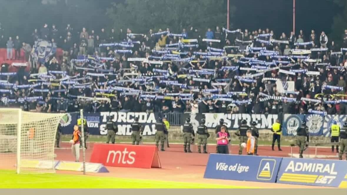 Pazarci skandirali ‘Ovo je Turska’, Delije odgovorile dimnim bombama: Prepucavanje na Rajku Mitiću