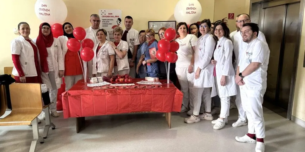 UKC Tuzla obilježio Dan crvenih haljina: Borba protiv moždanog udara kod žena i zaštita ‘stuba porodice’