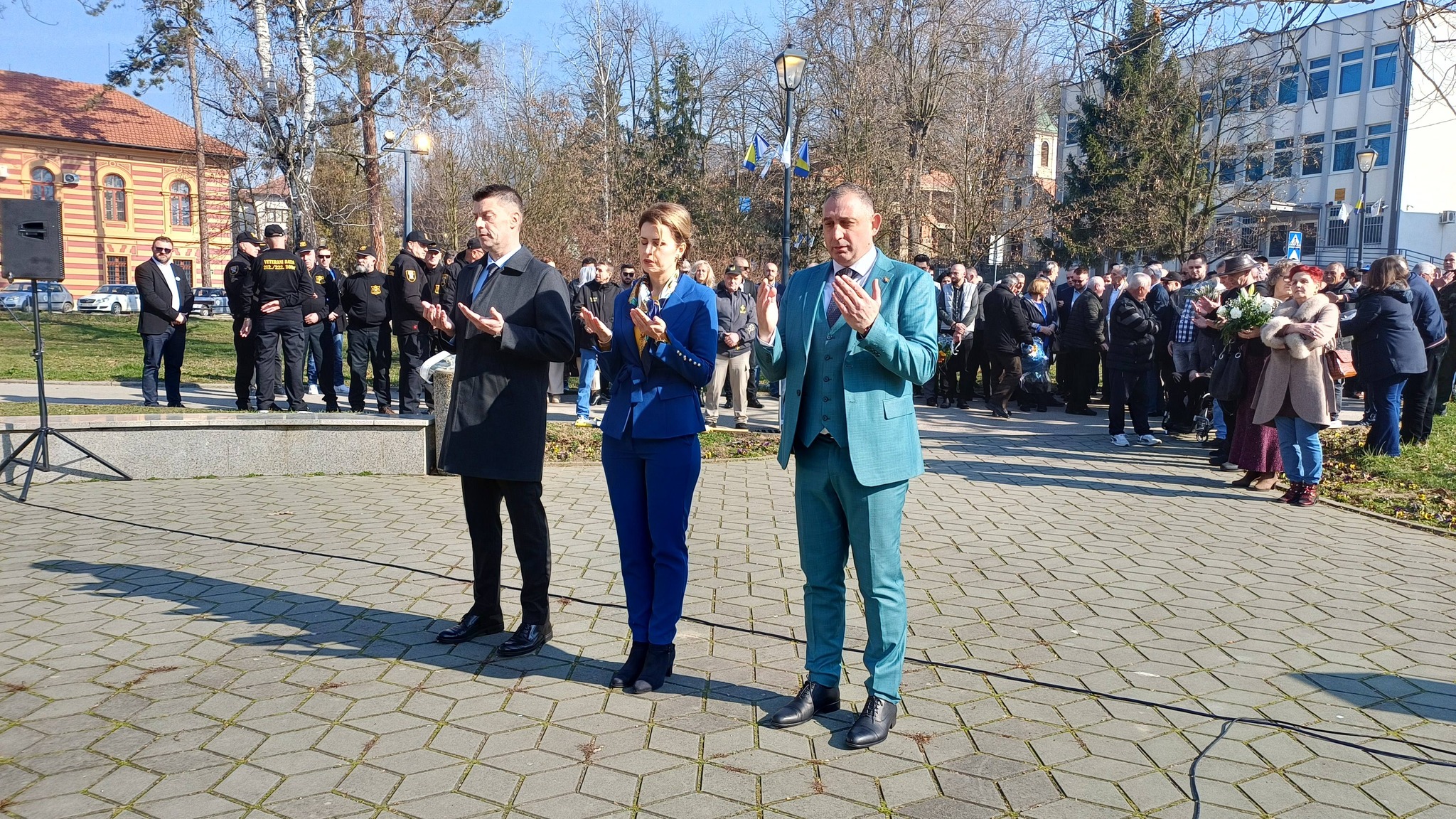 Gračanica obilježila Dan nezavisnosti BiH: Delegacije položile cvijeće na spomenik žrtvama rata Gračanica obilježila Dan nezavisnosti BiH: Delegacije položile cvijeće na spomenik žrtvama rata