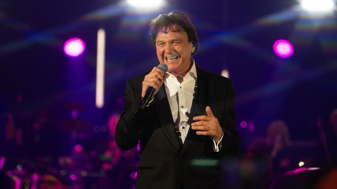 Čola ponovo oduševio: Drugi spektakularni koncert u Zetri završen uz ovacije i emocije Čola ponovo oduševio: Drugi spektakularni koncert u Zetri završen uz ovacije i emocije