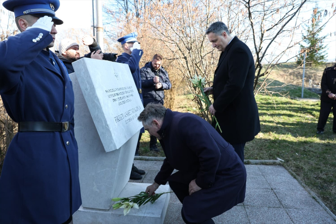 Zastava na Humu i cvijeće na spomenicima: Komšić poručio da opstanak BiH nije upitan, a Bećirović istakao da članstvo u NATO-u znači kraj podjela