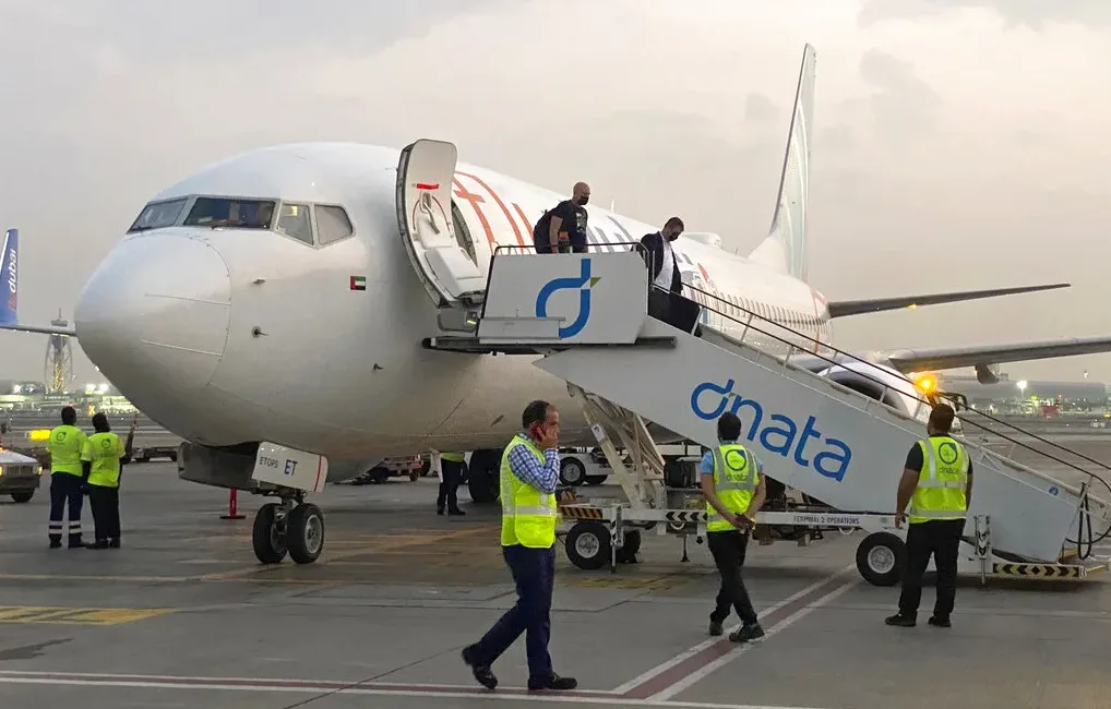 Radnici aerodromske službe dnata pomažu u ukrcaju putnika na avion.