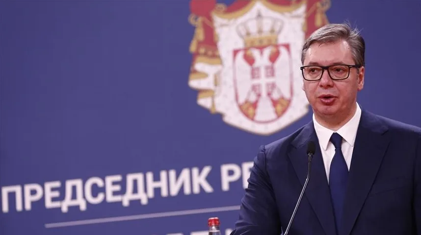 Aleksandar Vučić, predsjednik Republike Srbije, govori iza podijuma sa mikrofonom.