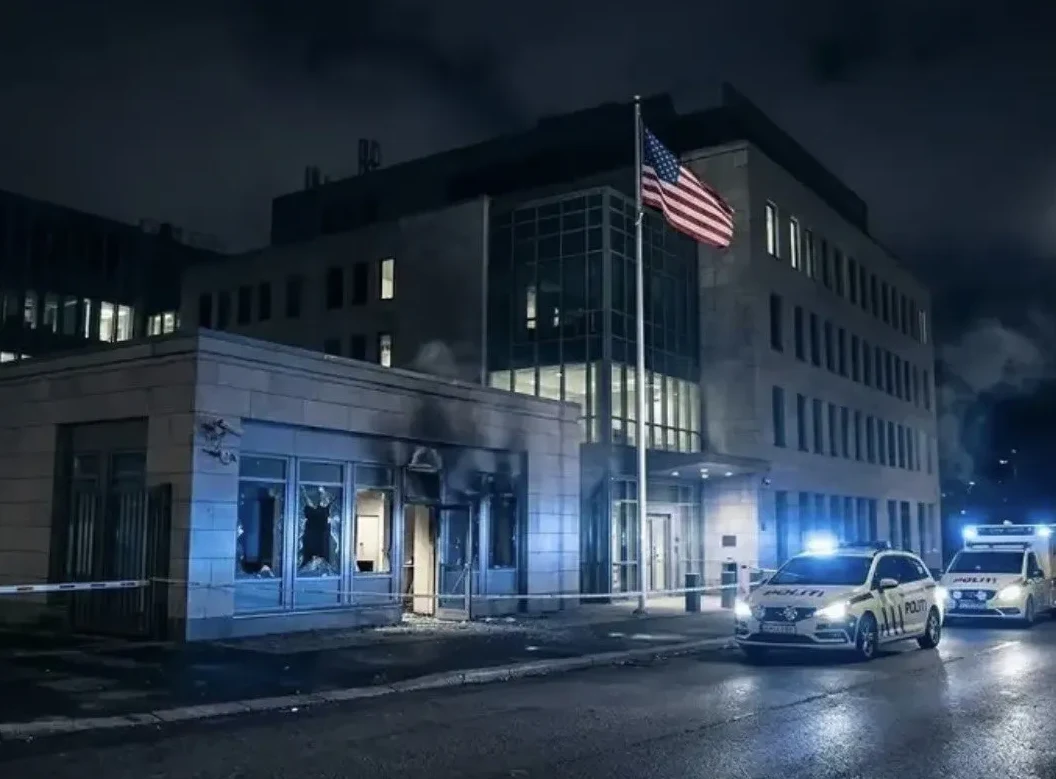 Američka ambasada u Poznanju osvijetljena noćnim svjetlima policijskih vozila.