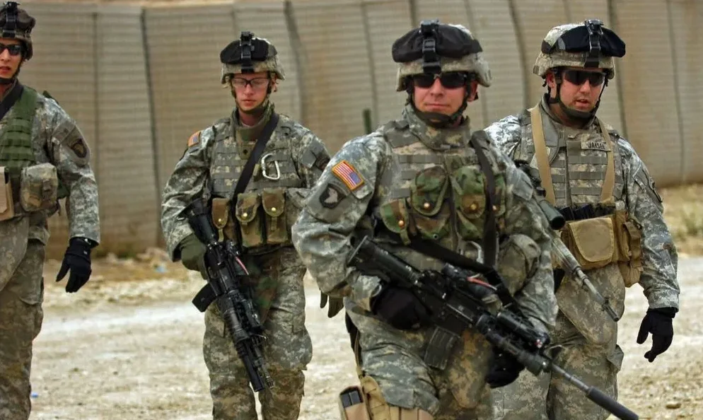 Američki vojnici u borbenoj opremi s puškama