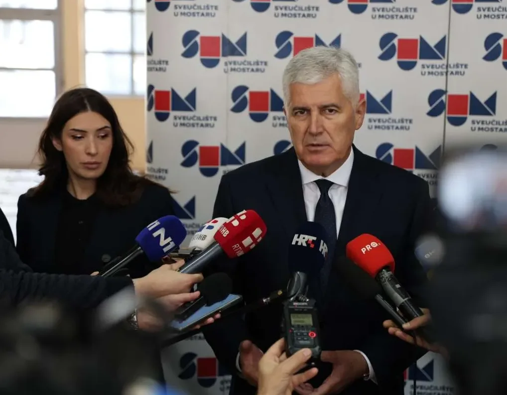 Političar daje izjavu novinarima pred mikrofonom.