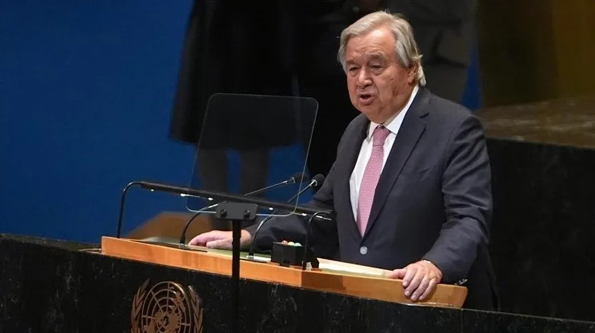 António Guterres, generalni sekretar Ujedinjenih naroda, govori za govornicom