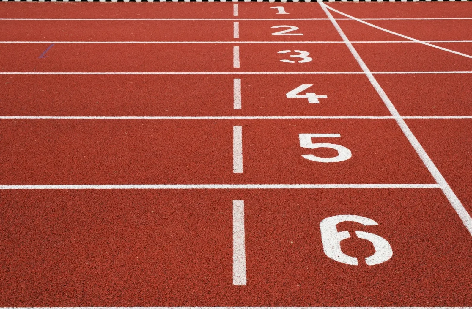 Atletska staza s označenim stazama od 1 do 6, prikazane iz ptičje perspektive.