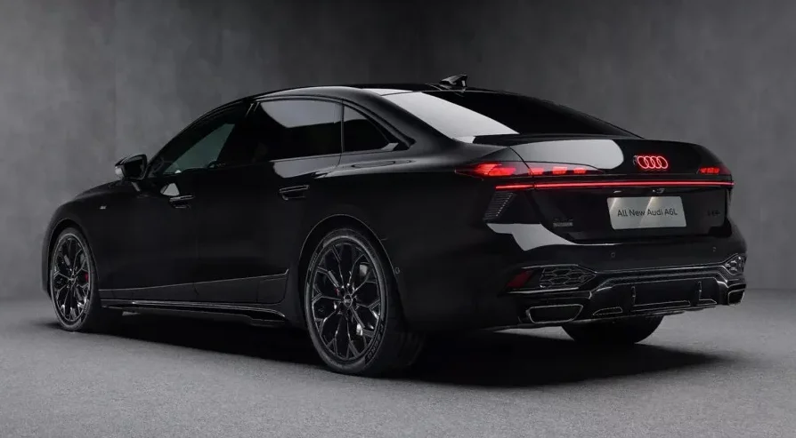 Crni Audi A6L sa zatamnjenim staklima i sportskim felgama